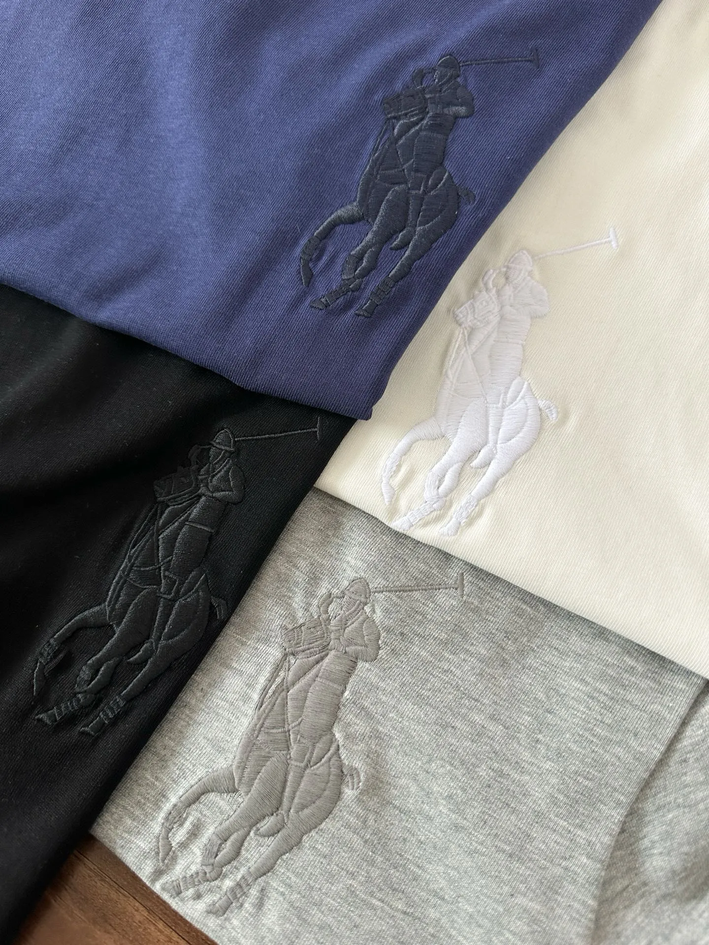 P130 Style No.: RL010】Ralph Lauren/Ralph Lauren 25ss simultaneously launches one-color horse embroidery round neck short sleeves. The main logo on the neck has a QR code mark, which can be scanned for verification, and the detailed horse mark embroidery is all high-density, all made with imported Tajima machines, distinguishing low-quality products on the market. 32 counts, 240g hydrophilic toner, 100% cotton fabric, comfortable and soft, highly breathable, focusing on high-end cost-effectiveness, needless to say good quality. Available in a variety of colors, both boys and girls can try this genderless style, giving them a yuppie tone in no time. Immerse yourself in your leisurely style, and have your own style in retro. Natural, vivid, and very French romantic feelings perfectly integrate the youthful atmosphere with the trend. The clever embellishment of the horse logo embroidery carries all the eye-catching points. Color: black, white, navy blue, gray Size: S-xL S Shoulder width 44 Bust 100 Sleeve length 22 Clothing length 68 M Shoulder width 46 Bust 104 Sleeve length 23 Clothing length 70 L Shoulder width 48 Bust 108 Sleeve length 24 Clothing length 72 xL Shoulder width 50 Bust 112 Sleeve length 25 Clothing length 74
